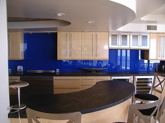 Decoração de cozinha com vidro colorido feito pela Vidraçaria